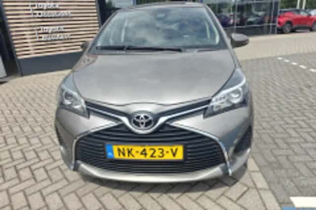 Toyota Yaris (2017) thumbnail 3