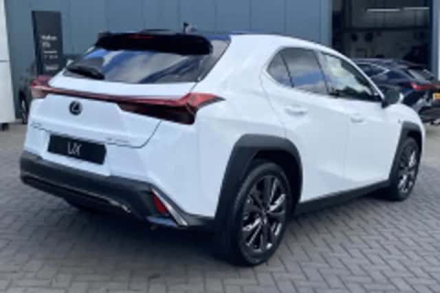 Lexus UX (2026) thumbnail 3