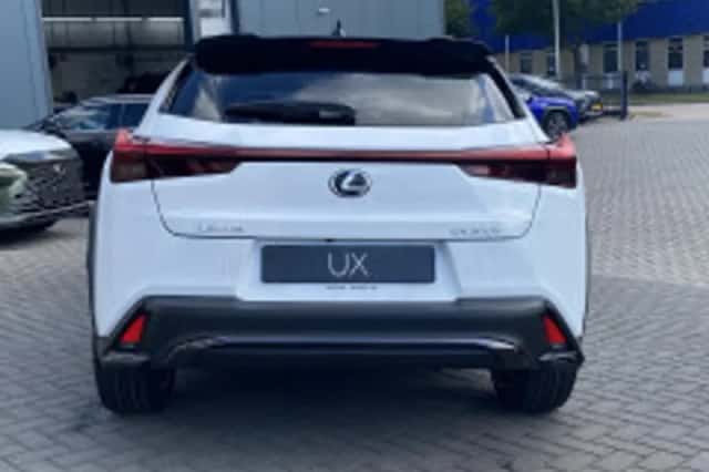 Lexus UX (2026) thumbnail 4