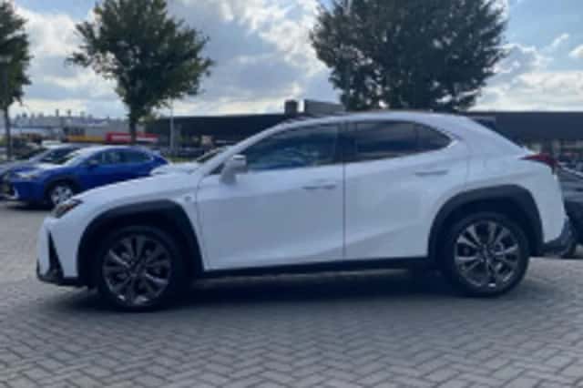 Lexus UX (2026) thumbnail 6