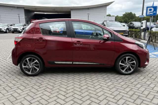 Toyota Yaris (2017) thumbnail 2
