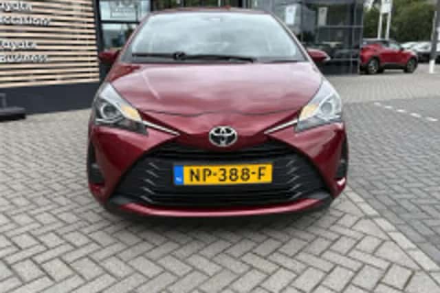 Toyota Yaris (2017) thumbnail 3