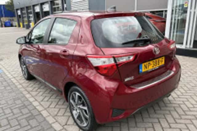 Toyota Yaris (2017) thumbnail 5