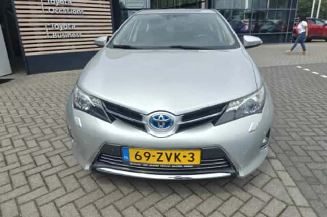 Toyota Auris (2013) thumbnail 2