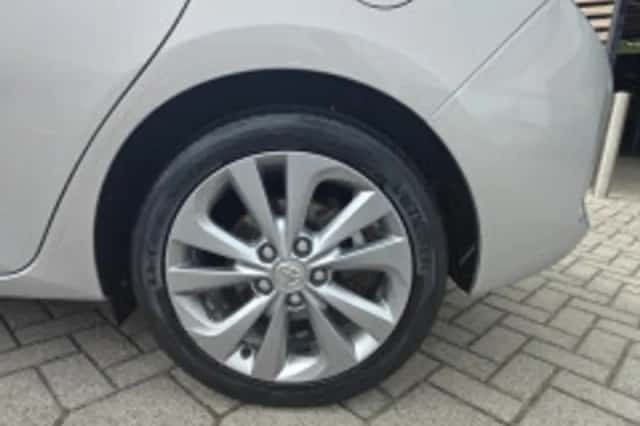 Toyota Auris (2013) thumbnail 4
