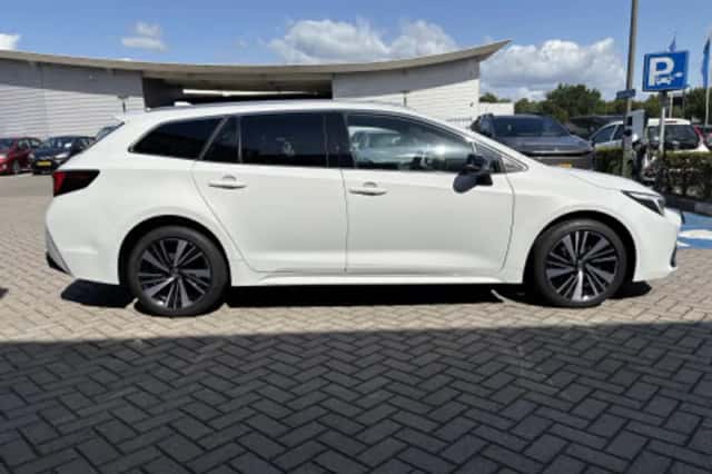 Toyota Corolla (2025) thumbnail 2