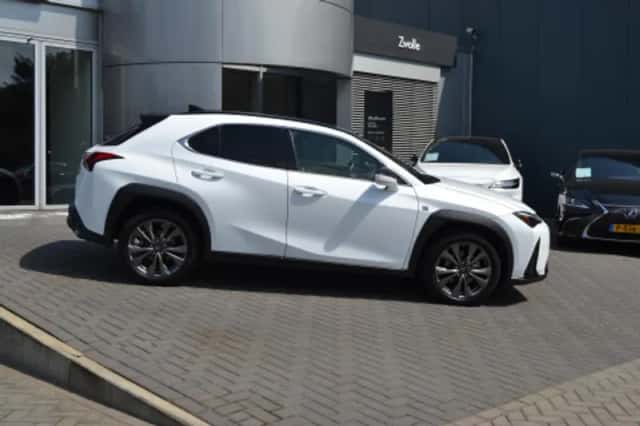Lexus UX (2023) thumbnail 2