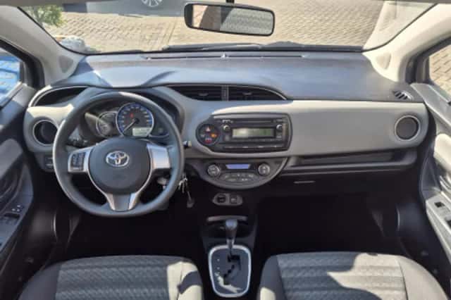 Toyota Yaris (2016) thumbnail 2
