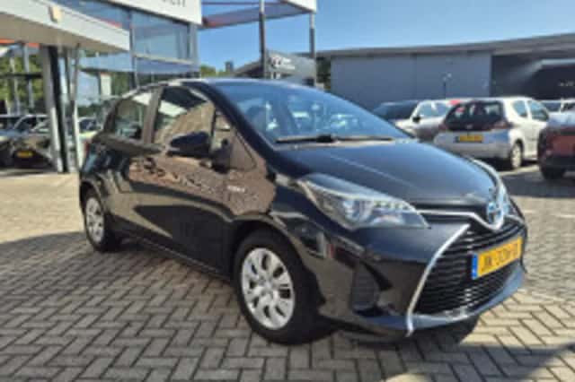 Toyota Yaris (2016) thumbnail 3