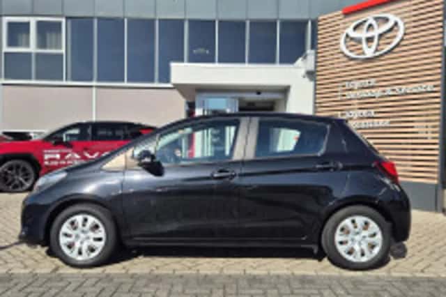 Toyota Yaris (2016) thumbnail 5