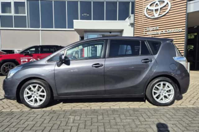 Toyota Verso (2011) thumbnail 2