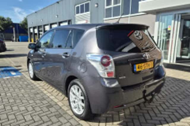 Toyota Verso (2011) thumbnail 3