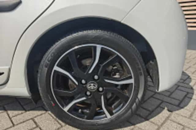 Toyota Yaris (2018) thumbnail 5
