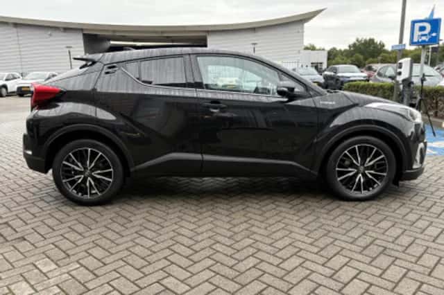 Toyota C-HR (2017) thumbnail 2
