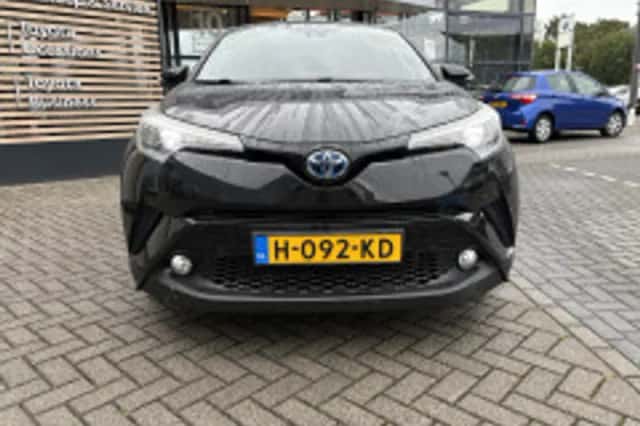 Toyota C-HR (2017) thumbnail 3