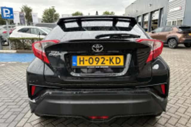Toyota C-HR (2017) thumbnail 6
