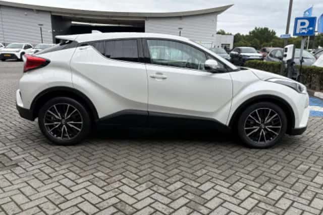 Toyota C-HR (2017) thumbnail 2