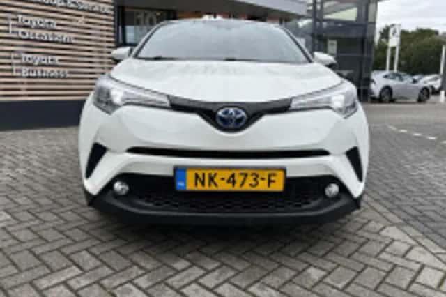 Toyota C-HR (2017) thumbnail 3