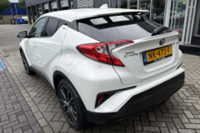 Toyota C-HR (2017) thumbnail 5