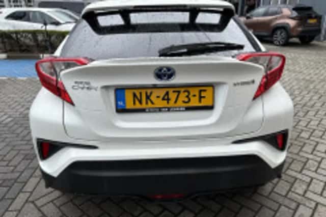 Toyota C-HR (2017) thumbnail 6