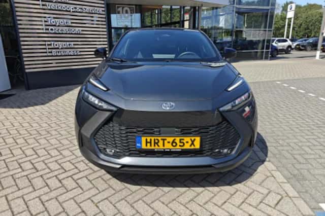 Toyota C-HR (2025) thumbnail 2