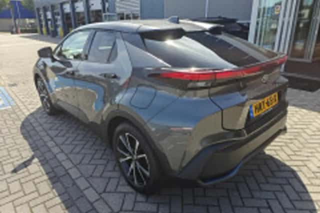 Toyota C-HR (2025) thumbnail 6