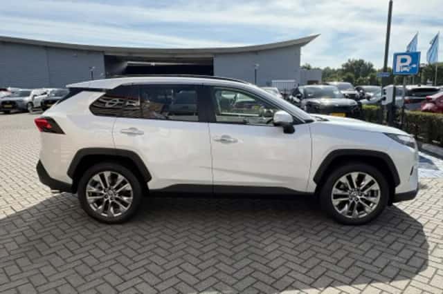 Toyota RAV4 (2023) thumbnail 2