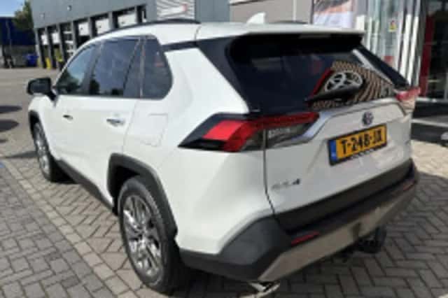 Toyota RAV4 (2023) thumbnail 5