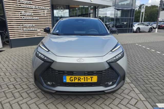 Toyota C-HR (2024) thumbnail 2