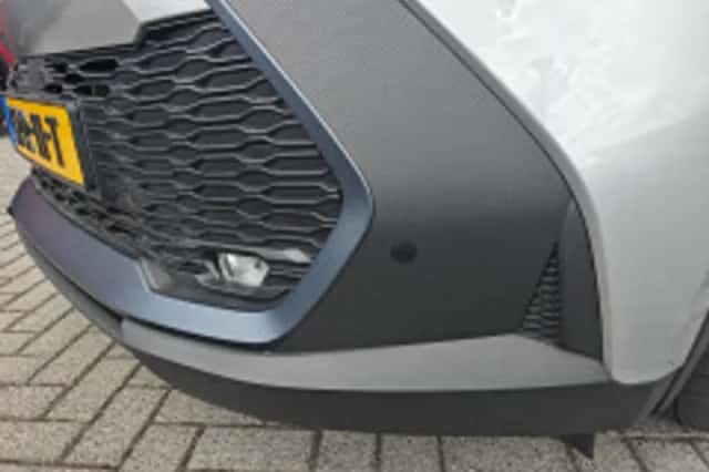 Toyota C-HR (2024) thumbnail 3