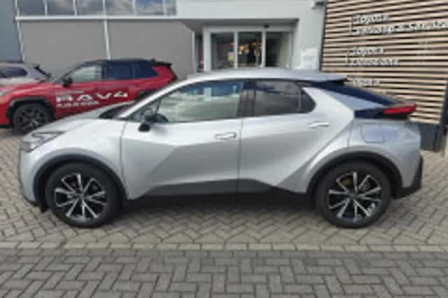 Toyota C-HR (2024) thumbnail 4