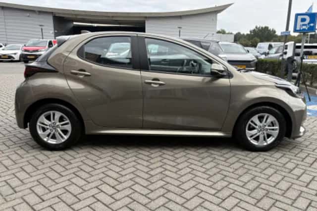 Toyota Yaris (2022) thumbnail 2