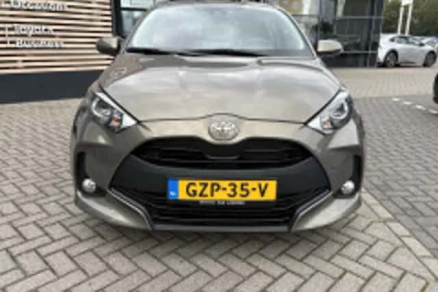 Toyota Yaris (2022) thumbnail 3
