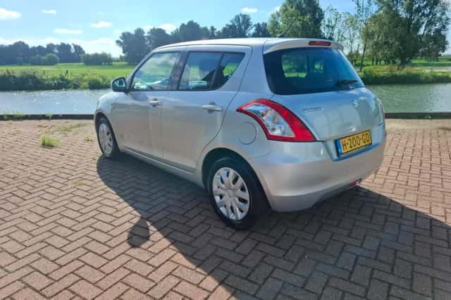 Suzuki Swift (2011) thumbnail 2