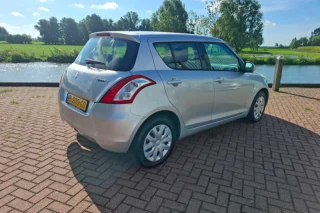Suzuki Swift (2011) thumbnail 3