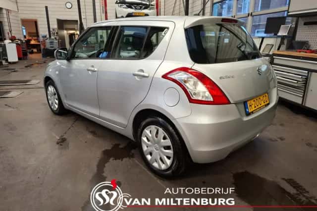 Suzuki Swift (2011) thumbnail 3