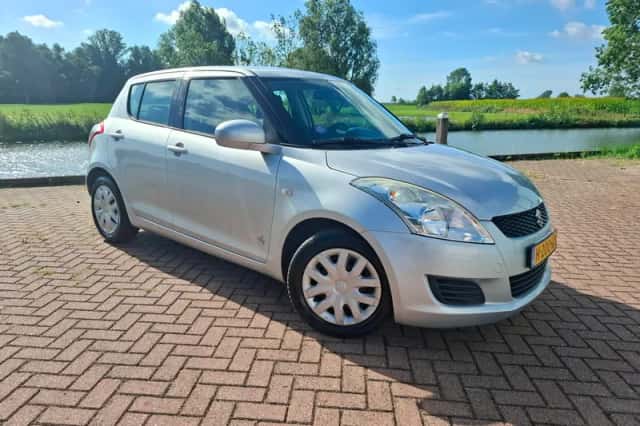 Suzuki Swift (2011) thumbnail 4