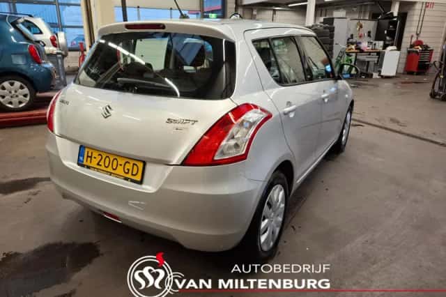 Suzuki Swift (2011) thumbnail 4