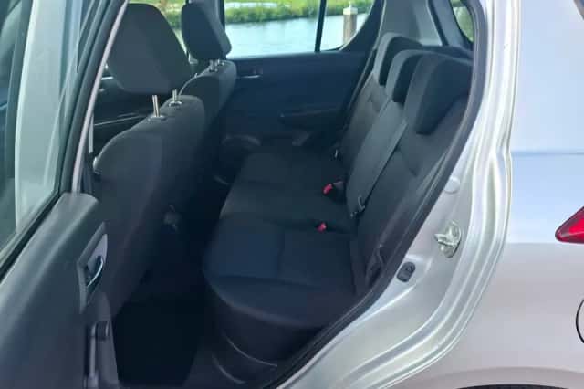Suzuki Swift (2011) thumbnail 6