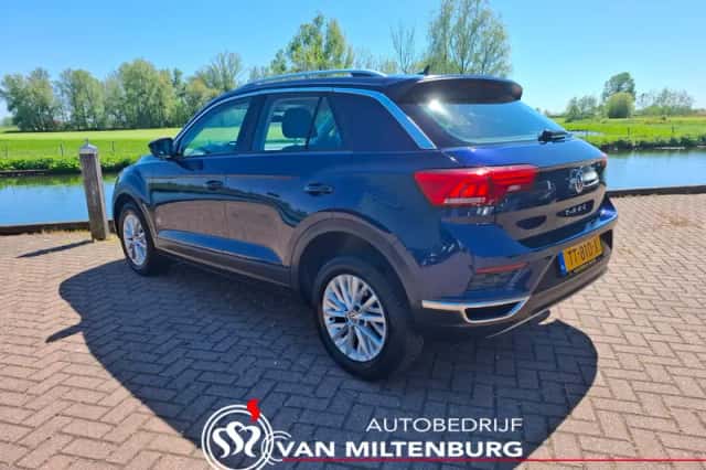 Volkswagen T-Roc (2018) thumbnail 3
