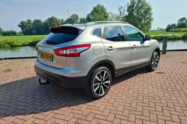 Nissan Qashqai (2015) thumbnail 3