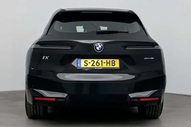BMW iX (2023) thumbnail 3