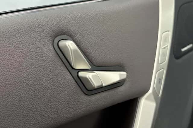 BMW iX (2023) thumbnail 23