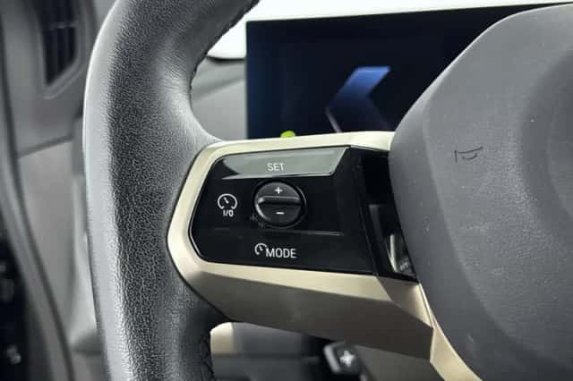 BMW iX (2023) thumbnail 6