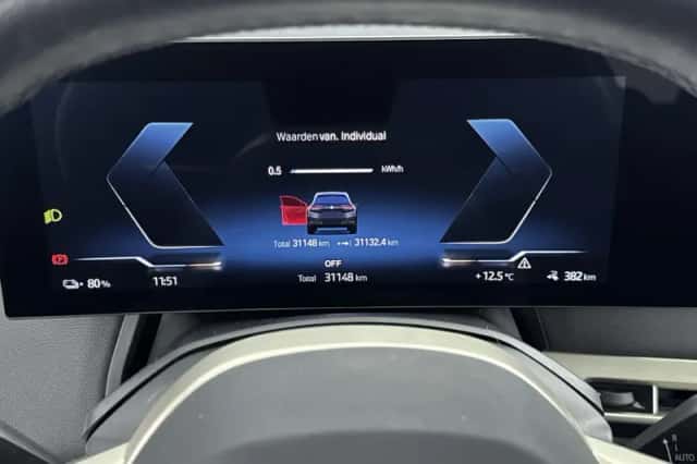 BMW iX (2023) thumbnail 8