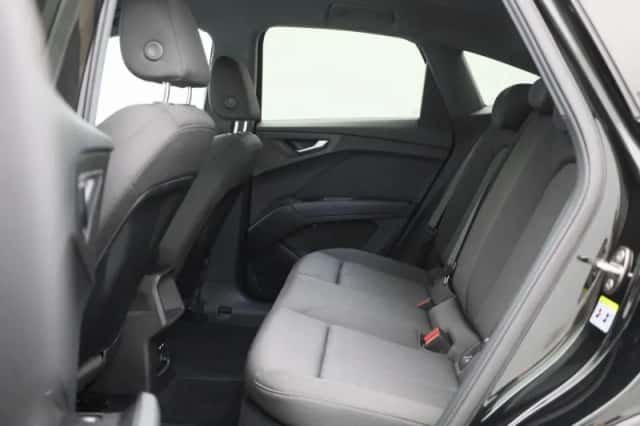 Audi Q4 (2023) thumbnail 15