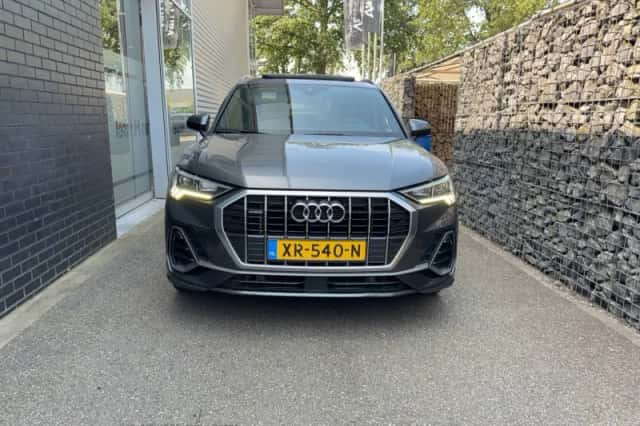 Audi Q3 (2019) thumbnail 2