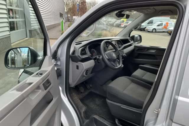 Volkswagen Transporter (2023) thumbnail 6