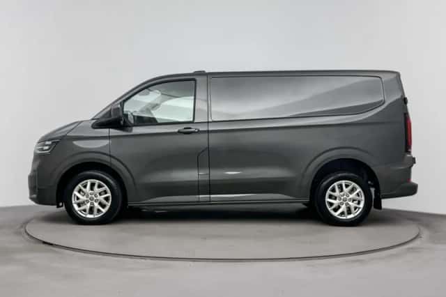 Volkswagen Transporter (2024) thumbnail 2