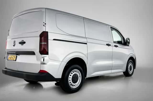Volkswagen Transporter (2024) thumbnail 4
